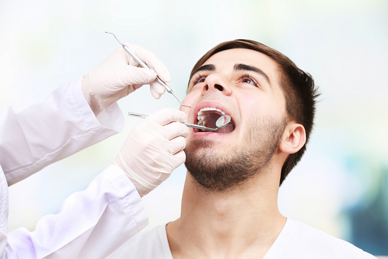 Скрытая патология. Осмотр стоматолога. Стоматолог фото. Осмотр полости рта у стоматолога.