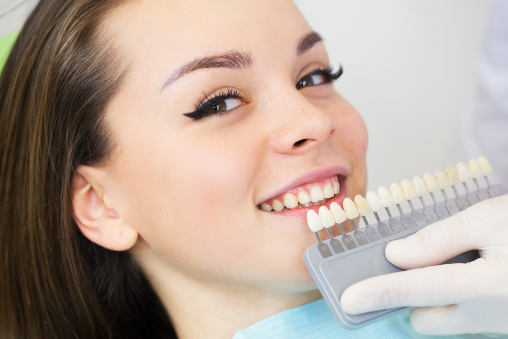 Показания и противопоказания к отбеливанию зубов