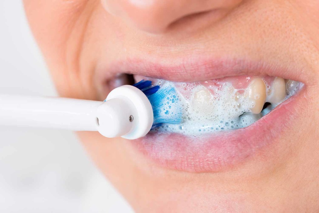 Как правильно чистить зубы и полезен ли фтор в зубной пасте?
